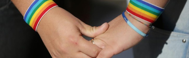 Casal gay culpa a sua situação de desemprego à denúncia de demissão por preconceito.