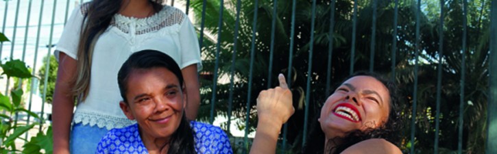Com ajuda de familiares, jovem com paralisia se torna modelo contra o preconceito.