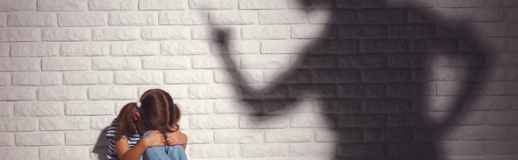 E QUEM OUVE É UMA MENINA. CRIANÇA DE 11 ANOS. VÍTIMA DE ESTUPRO.